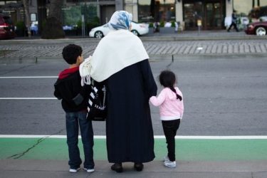 femme migrante avec ses enfants